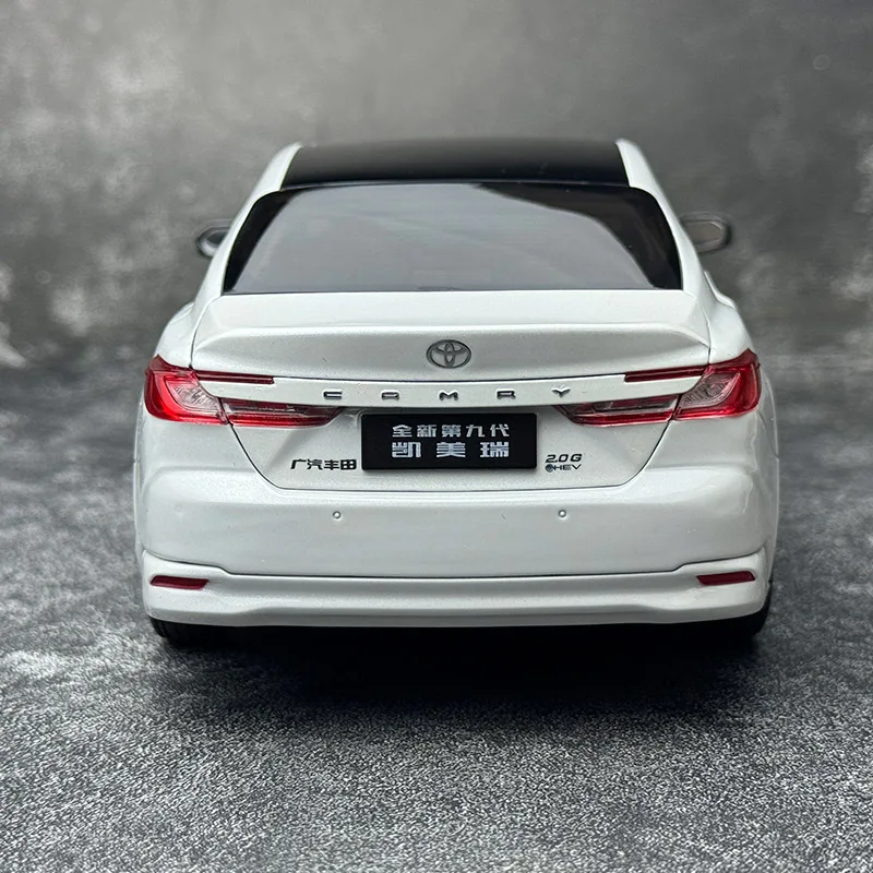 1/18 2024 Toyota Camry Alloy Model - Image 5