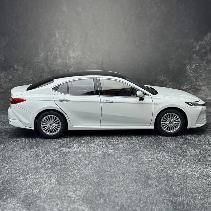 1/18 2024 Toyota Camry Alloy Model - Image 3